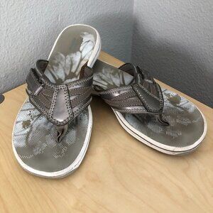 CLARKS Collection Thong Sandals Women's size 7 Metallic Tan & White Comfort